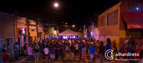 Bar do Bigode organiza ensaio de carnaval na Praa da mandioca