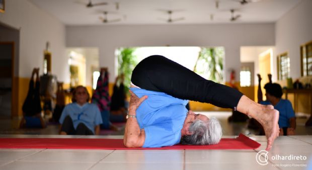 Aos 82 anos, Dona Rosinha d aulas de yoga gratuita em centro de convivncia de idosos Veja vdeos!
