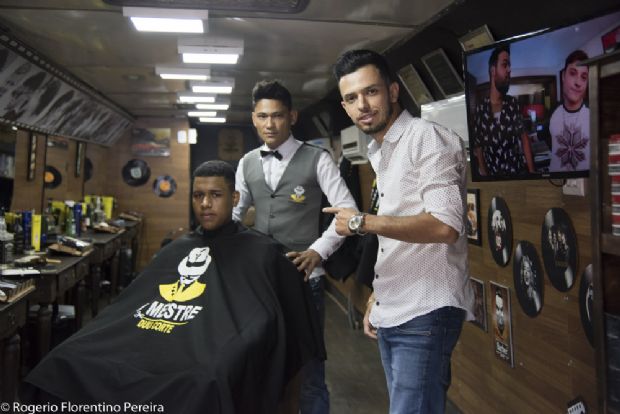 Cuiabano abre barbearia dentro de nibus e 'estaciona' em Food Park