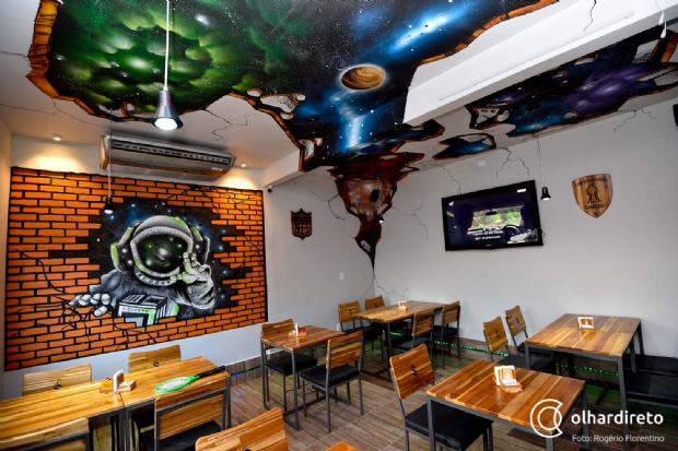 Amigos criam clube de assinaturas de tabacaria e bar com tema espacial em Cuiab