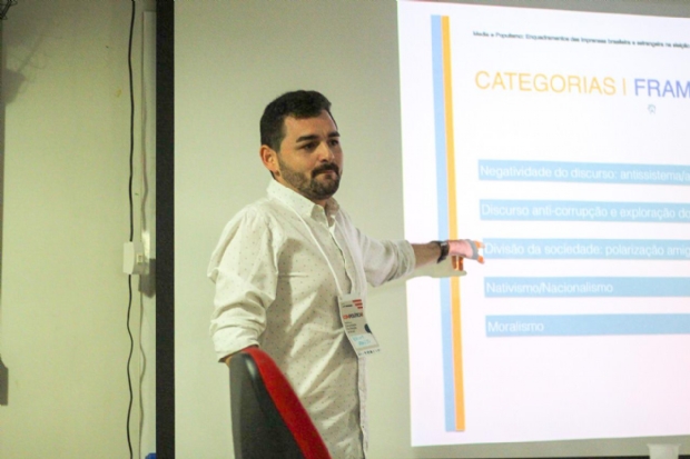 Bruno apresentando os resultados da pesquisa no  no 8 Congresso da Associao Brasileira de Pesquisadores em Comunicao e Poltica