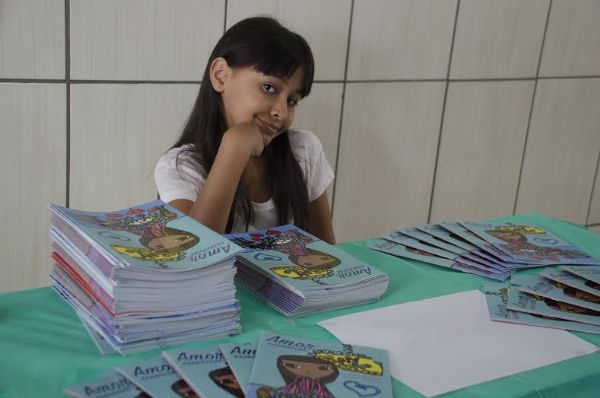 Menina de oito anos lana livro que fala sobre o fim do amor no mundo