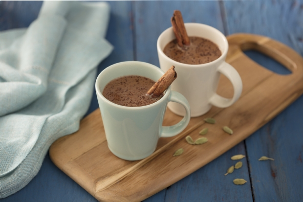 Chefs ensinam receitas de chocolate quente e escaldado cuiabano para aproveitar clima frio na capital