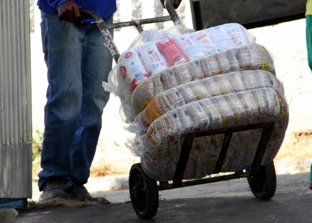 Primeira-dama fecha doao de dez toneladas de alimentos; AACC recebeu trs mil kg