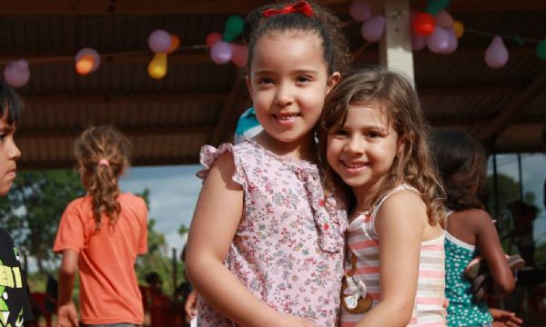 Brasileira de 6 anos troca presentes e festa em buffet para comemorar aniversrio em comunidade carente