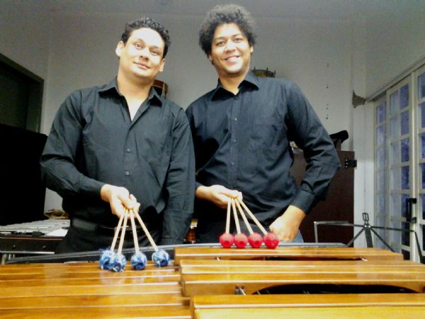 os msicos Alex Teixeira e Tarcsio Sobreira, que juntos formam o Duo Cerrado.