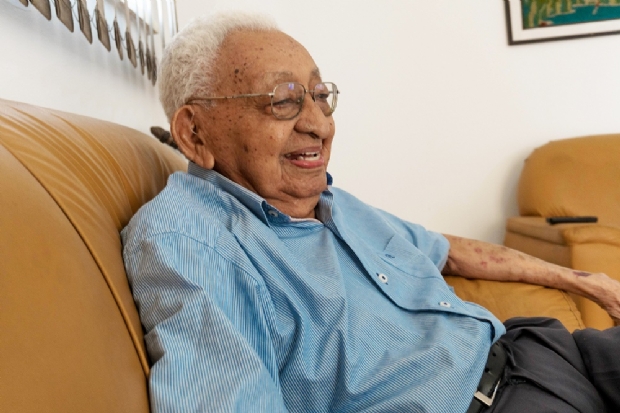Aos 101 anos, alfaiate mais antigo de Cuiabá mantém clientela fiel e não pretende 