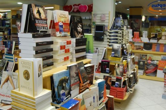 Livrarias restantes em Cuiabá reduzem lojas, abrem mão de estoque e até do ar-condicionado para sobreviver