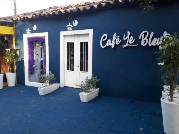 Estilo francs do Caf Le Bleu  ideal para folies de Chapada dos Guimares