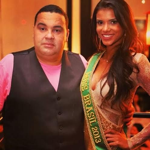 O anfitrio da festa Cubanacuya e do Miss Cuiab, recebe os importantes na AMAM hoje, e na foto, posa com a Miss MT/ Brasil Jakelyne Oliveira. Sucesso!