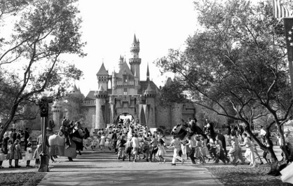 Foto de 17 de julho de 1955 mostra crianas durante a abertura da Disneylndia em Anaheim, na Califrnia
