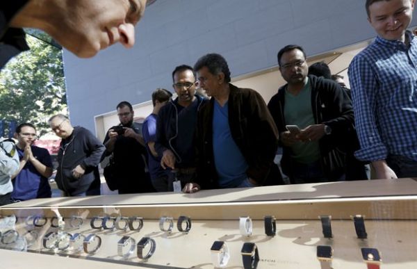 Consumidor v Apple Watch em loja da Califrnia, no primeiro dia de venda dos relgios inteligentes da Apple.