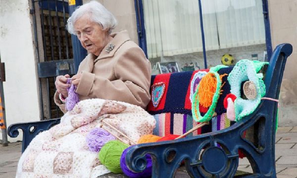 Nunca  tarde: conhea a artista de rua de 104 anos que est mudando a cara de sua cidade