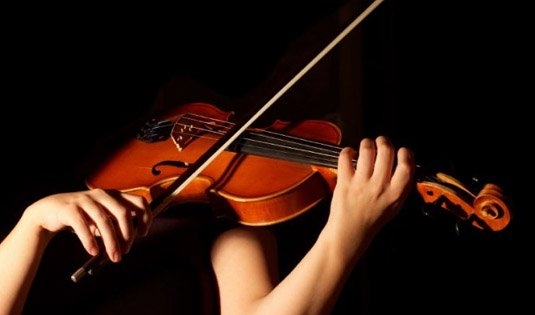 Sesc oferece aulas gratuitas de teatro, violino e violo popular