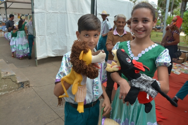 Evento de leitura, dana e brincadeiras na Praa Alencastro lembra Dia do Folclore