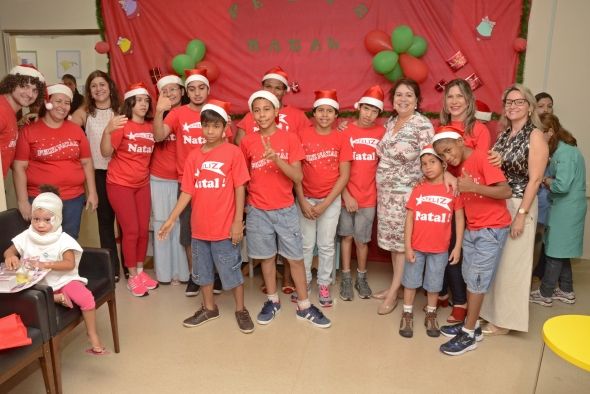 Crianas internadas na UTI do Pronto Socorro participam de festa de natal e ganham presentes