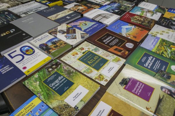 Secretaria de Educao recebe doao de livros  e discute implementao de ensino de histria e geografia de Mato Grosso