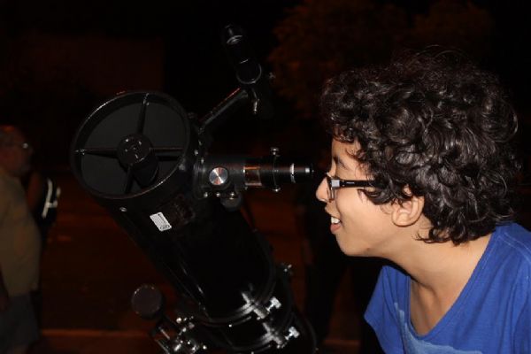 Baldaci leva telescópio para praças para 'investigar' alinhamento entre estrelas, lua e planetas