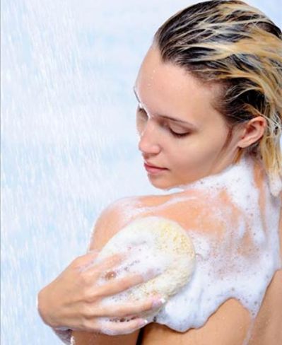 gua quente, sabonetes e buchas podem ser prejudiciais  sade da pele durante dias mais secos
