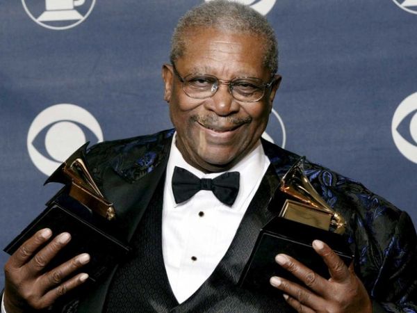B.B. King posa com os dois prmios Grammy, no Madison Square de Nova York, em fevereiro de 2003.