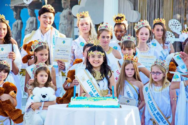 Blogueira e modelo mato-grossense de onze anos ganha concurso Miss Mundo na Grcia