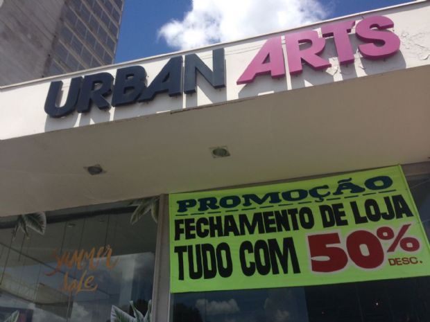 Urban Arts Cuiab fecha as portas e todo o acervo est  venda com 50% de desconto