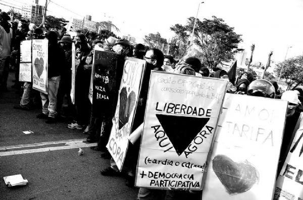 Manifestantes se protegem com escudos que passam mensagens aos policiais em Belo Horizonte
