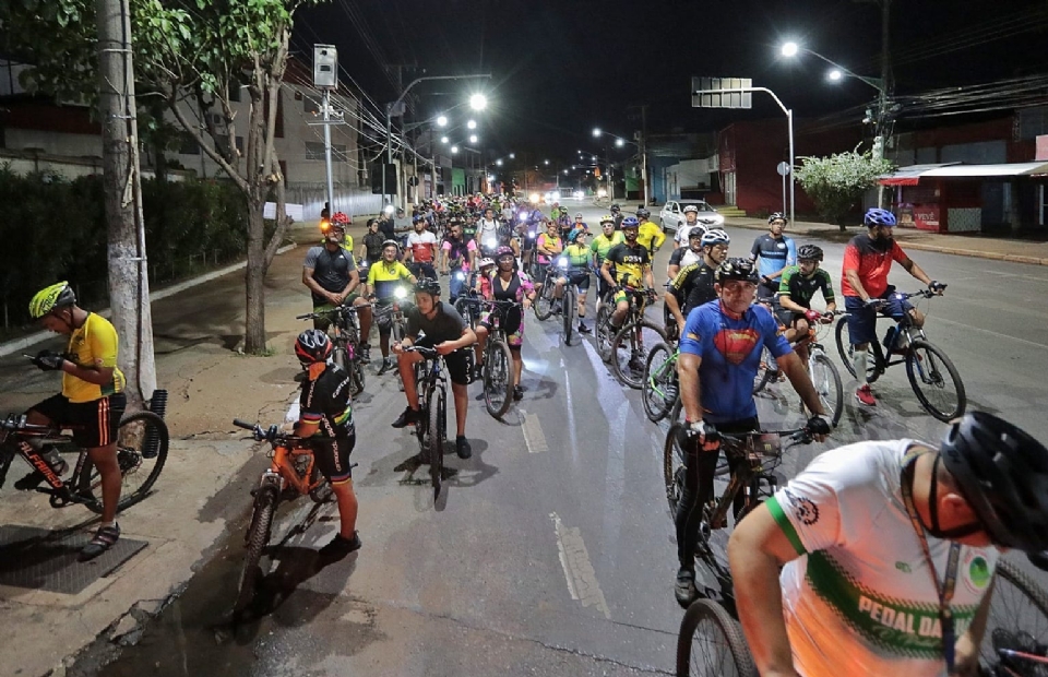 Projeto Bike Tour rene centenas de ciclistas para passeios nas avenidas de Cuiab