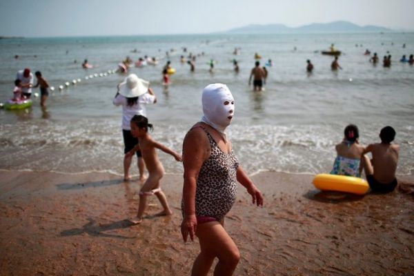 Traje de banho bizarro  uma das alternativas para s chineses protegerem o rosto contra queimaduras e guas-vivas