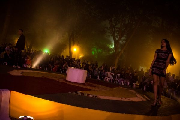 Cortina de neblina abre desfile que revela a moda de Chapada na abertura do evento