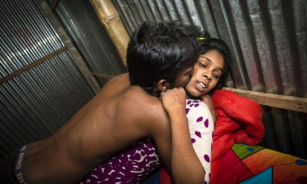 Fotos perturbadoras revelam como  a vida dentro de um bordel em Bangladesh