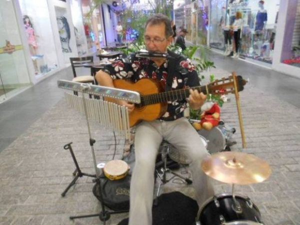 'Homem Banda' bate recorde ao tocar 17 instrumentos ao mesmo tempo