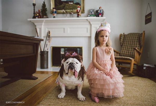 Fotgrafa retrata a amizade da sua filha e do seu Bulldog;  Veja fotos 