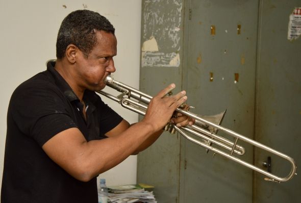 Mais de trinta alunos aprendem a tocar instrumentos musicais gratuitamente com o Msica para Todos