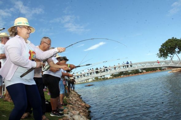 Mais de 500 idosos se renem em evento de pescaria no Parque Tia Nair