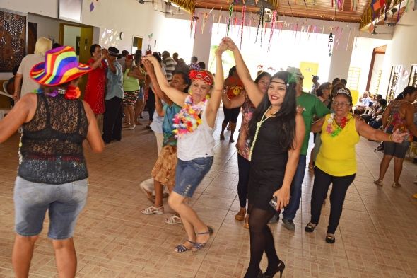 Idosos do CCI ganham baile de carnaval e se divertem com o incio das atividades de 2016