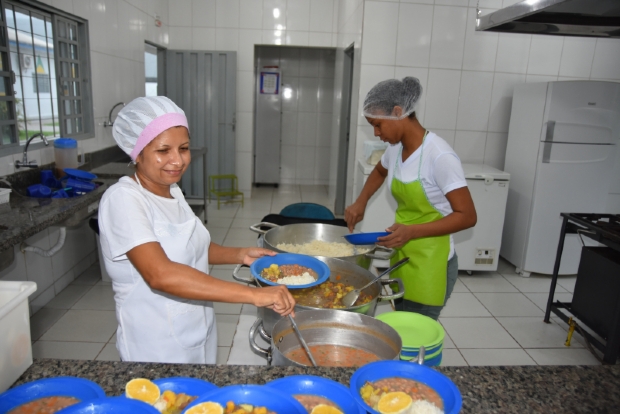 Merendeiras participam da final do concurso 'Delcias da Alimentao Escolar' nesta quarta