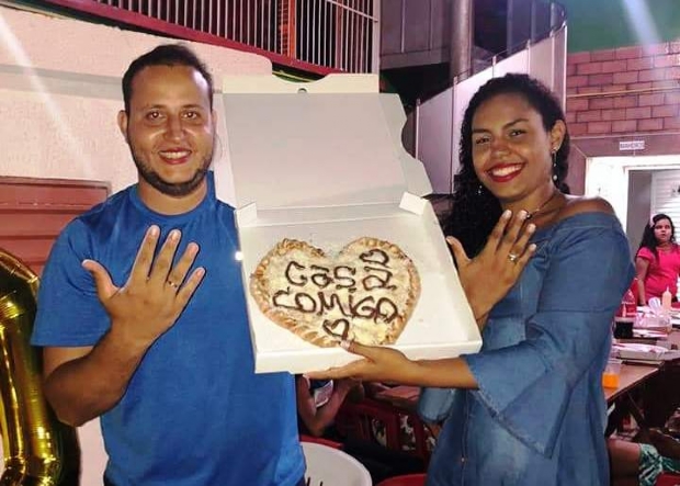 Vendedor de carros surpreende namorada com pedido de casamento em pizza de corao; veja vdeo!
