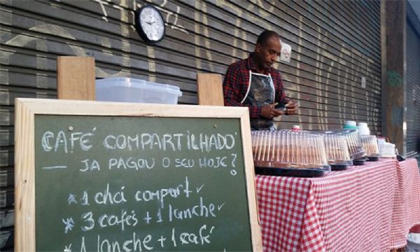 Caf compartilhado: nessa barraca de rua voc pode deixar um caf pago para quem precisa