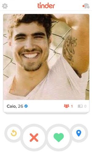 Perfil verificado do ator Caio Castro no aplicativo de relacionamentos Tinder.