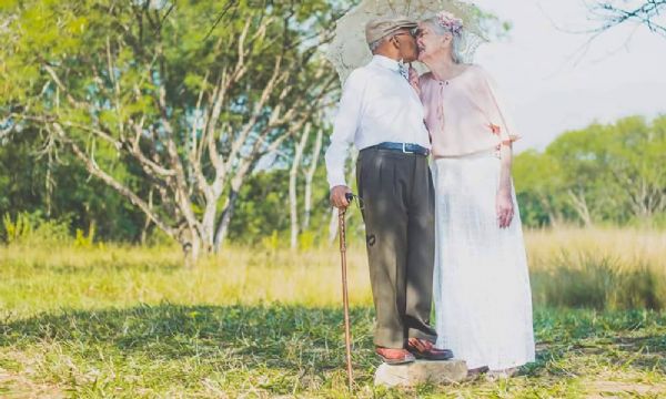 Casal brasileiro que viveu amor proibido celebra 60 anos de casamento em ensaio maravilhoso