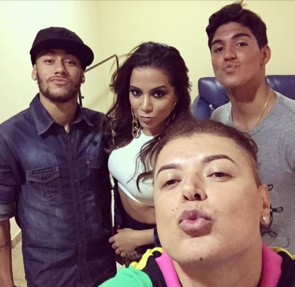 Anitta posa entre Neymar e Gabriel Medina em festa em So Paulo
