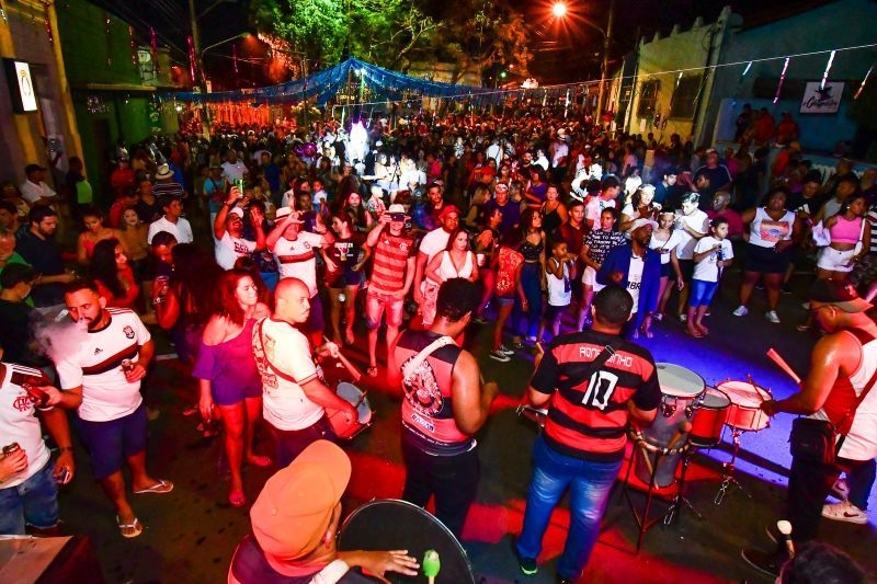 Sucesso de público, Carnaval fora de época reuniu mais de 10 mil pessoas no entorno da Praça da Mandioca