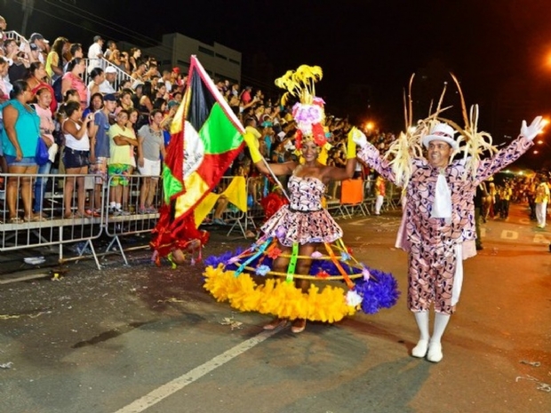 Final de semana de carnaval tem desfile de blocos, open bar e mais