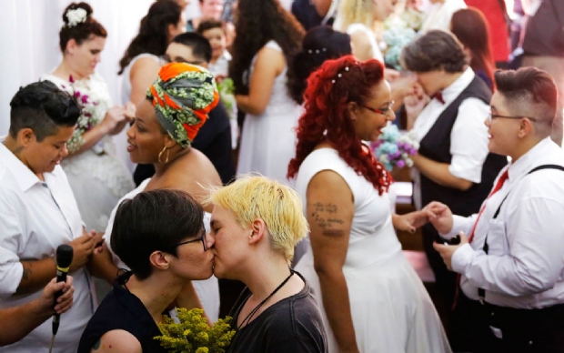 Casais homoafetivos se casam na regio central de So Paulo