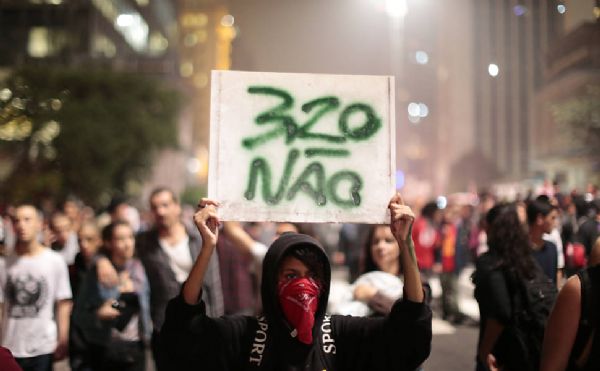 Com leno e com documento: jovem mulher nos protestos contra o aumento da passagem de nibus, em So Paulo