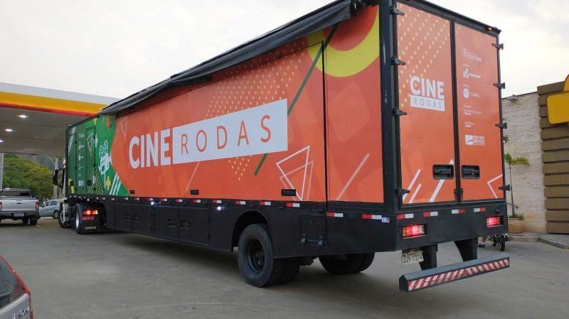 Cine Rodas Brasil chega  Praa Cultural do CPA II com exibio de filmes ao ar livre transmitidos em uma carreta gigante; veja programao