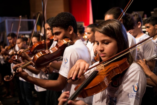Instituto Ciranda promove encontro de orquestras no palco do Teatro Zulmira Canavarros