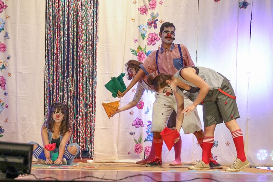 Com espetáculo cênico, sessão de cinema e brincadeiras, Circo Teatro Sem Lona apresenta projeto Cultura em Ação no Parque das Águas