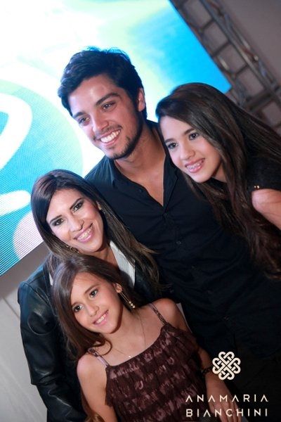 Em dia de superfesta Plural, Rodrigo Simas com Mel Levy e suas princesas Julia e Bruna